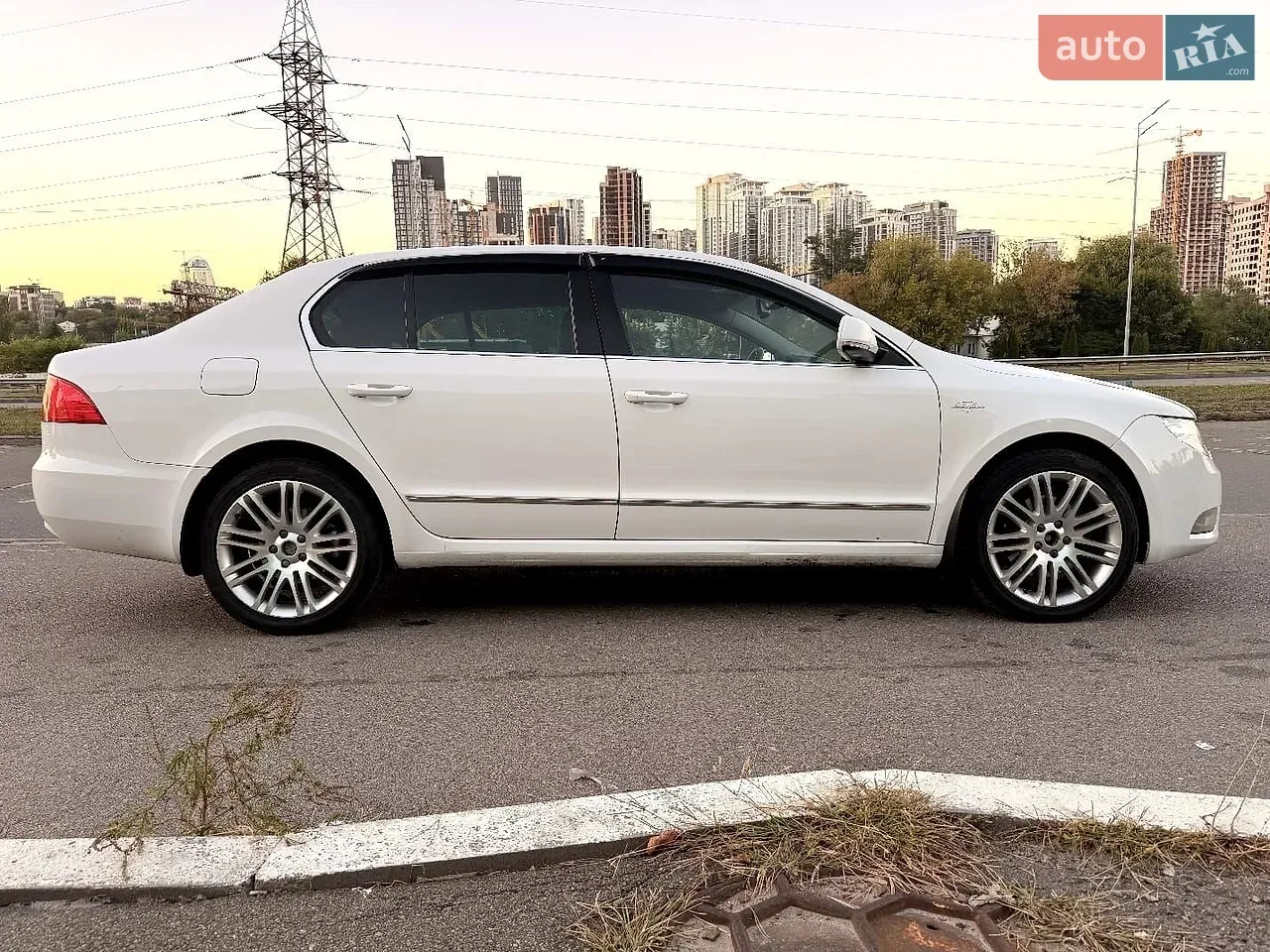 Skoda Superb 2012 photo 5