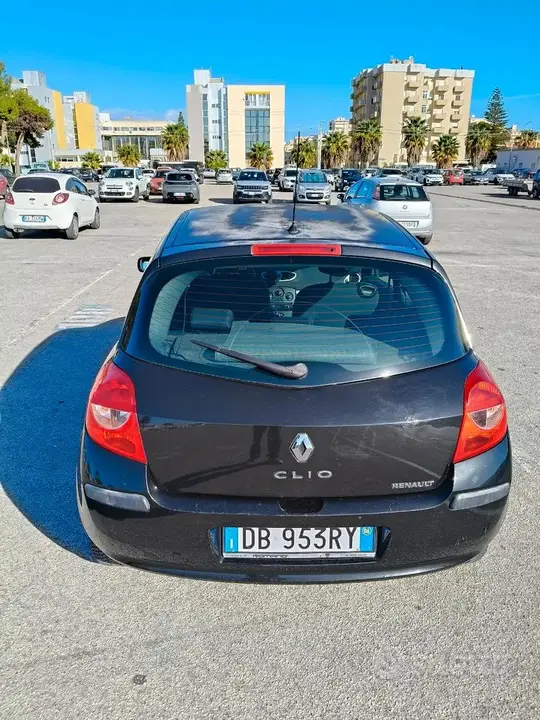 Renault Clio 2006 photo 2