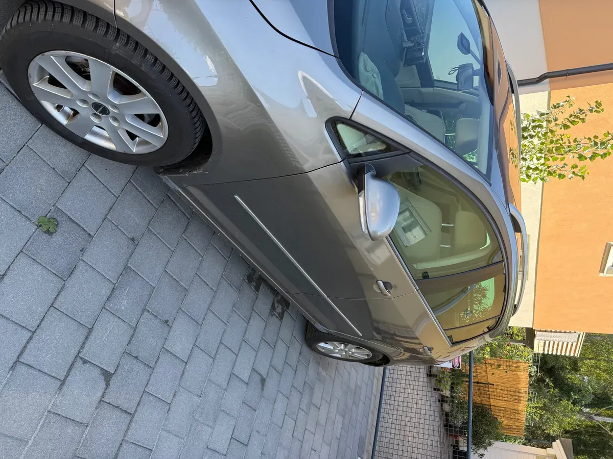 Volkswagen Golf 2010 photo 2