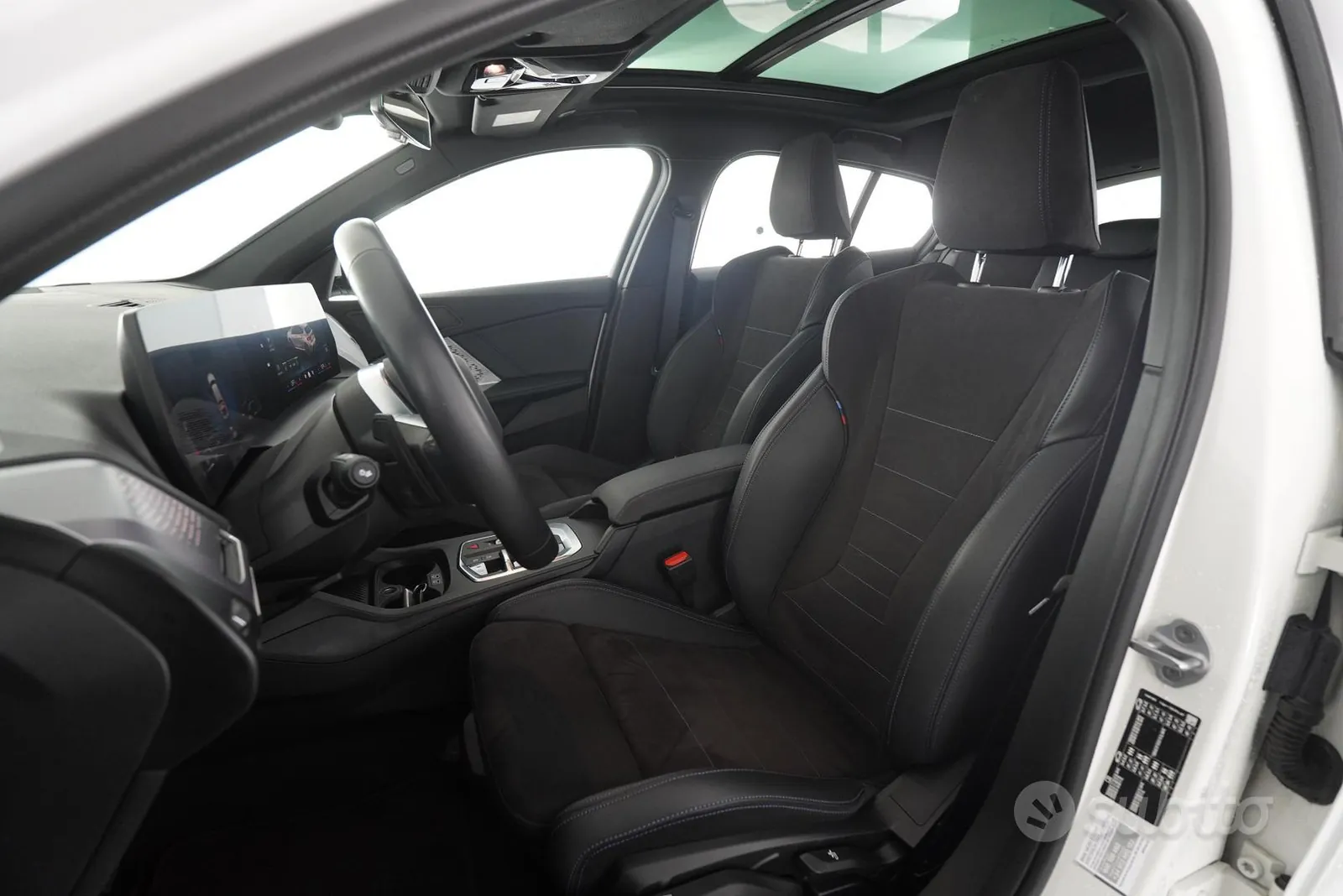 BMW 1 Series 2025 photo 2