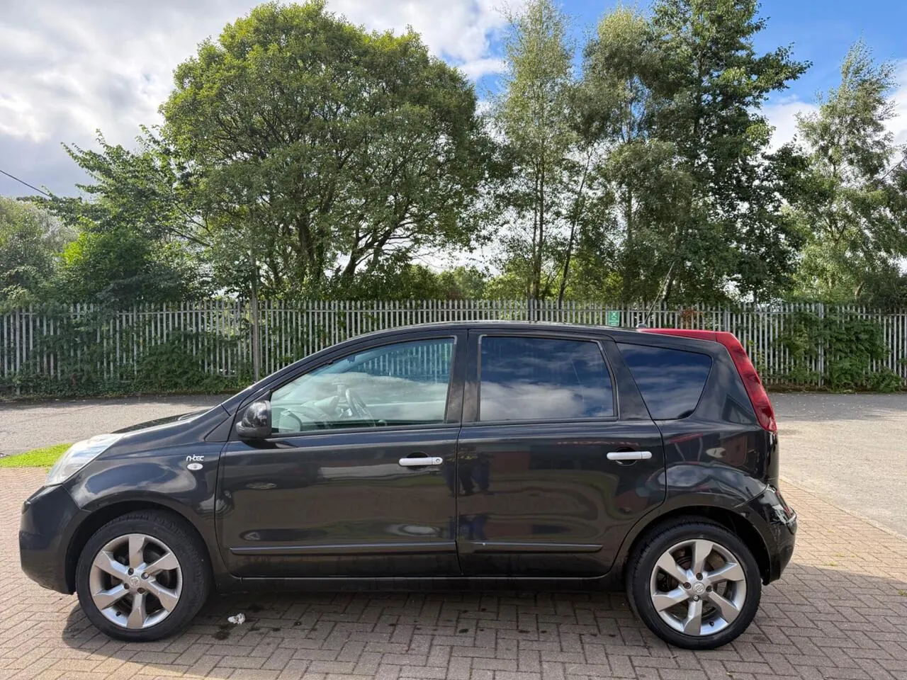 Nissan Note 2011 photo 5