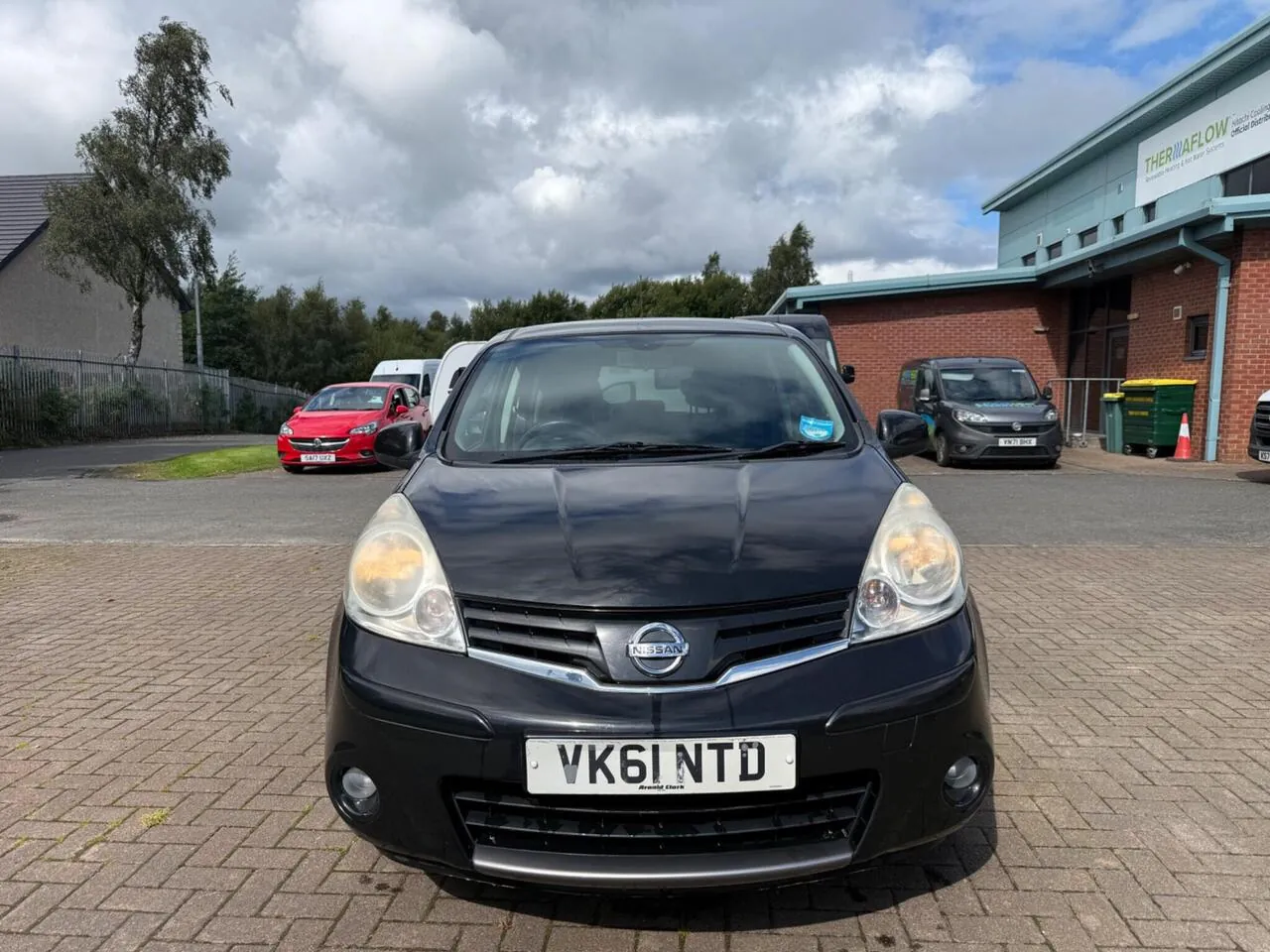 Nissan Note 2011 photo 2