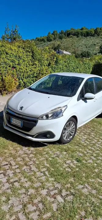 Peugeot 208 2015 photo 3