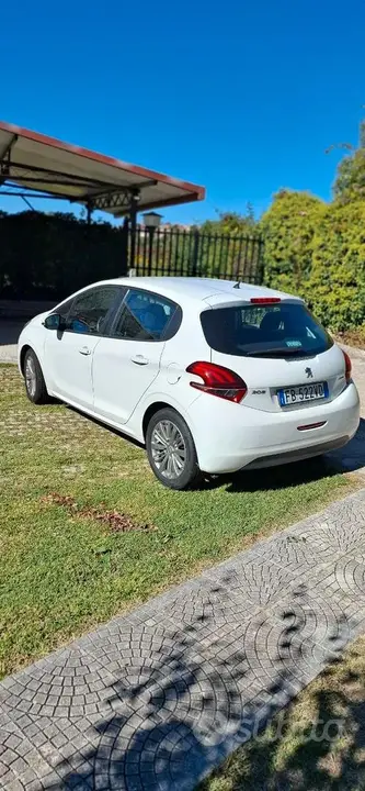 Peugeot 208 2015 photo 2