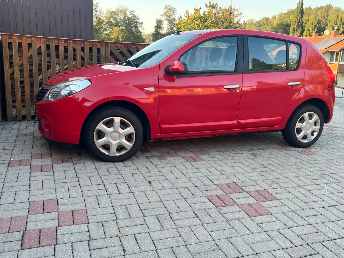 Dacia Sandero 2010 photo 2