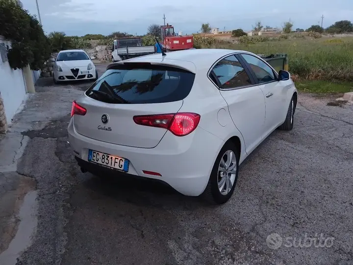 Alfa Romeo Giulietta 2011 photo 2
