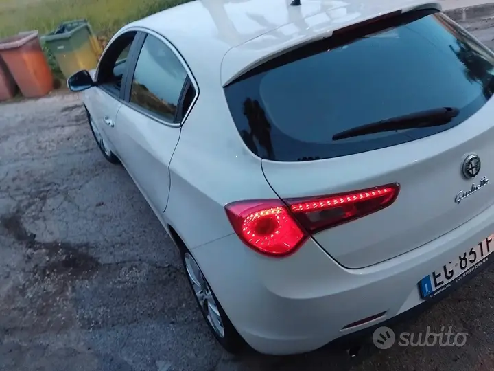Alfa Romeo Giulietta 2011 photo 3