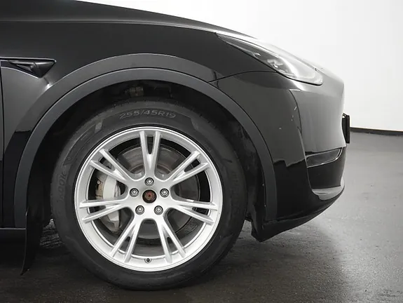 Tesla Model Y 2024 photo 2
