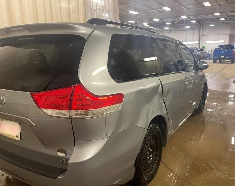 Toyota Sienna 2011 photo 4