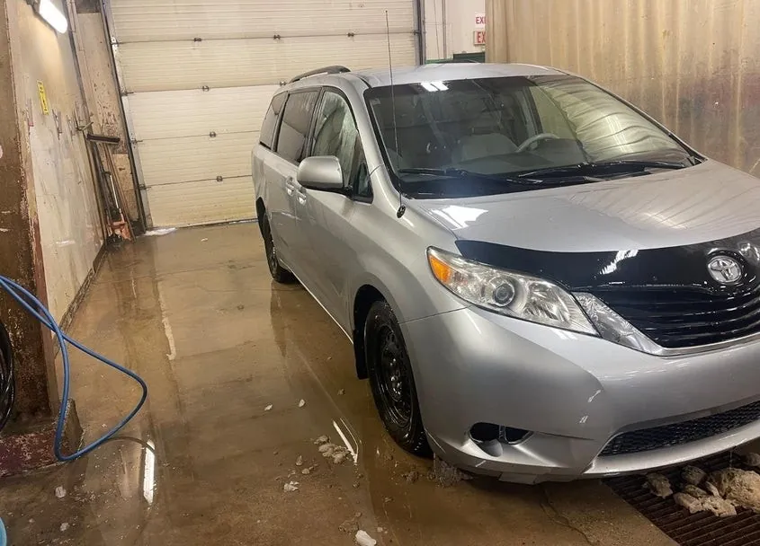 Toyota Sienna 2011 photo 2