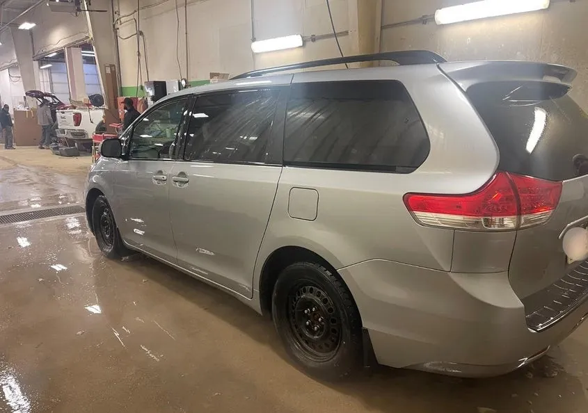 Toyota Sienna 2011 photo 3