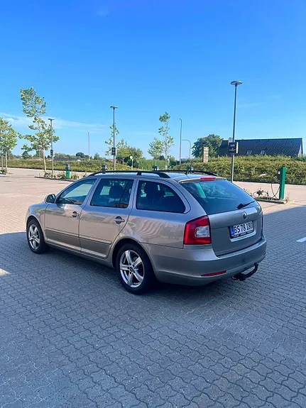 Skoda Octavia 2011 photo 2