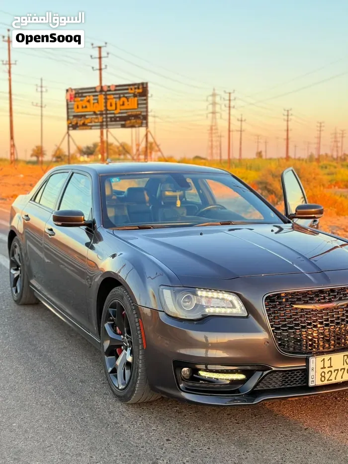 Chrysler 300 2022 photo 2