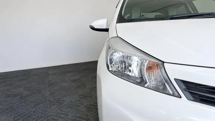 Toyota Yaris 2013 photo 5