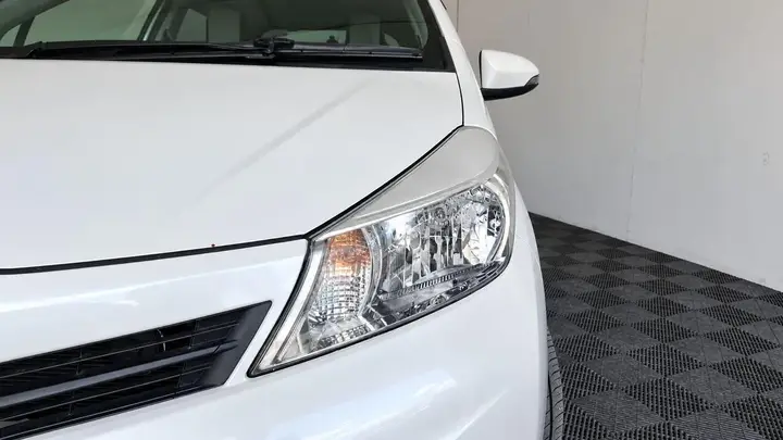 Toyota Yaris 2013 photo 2