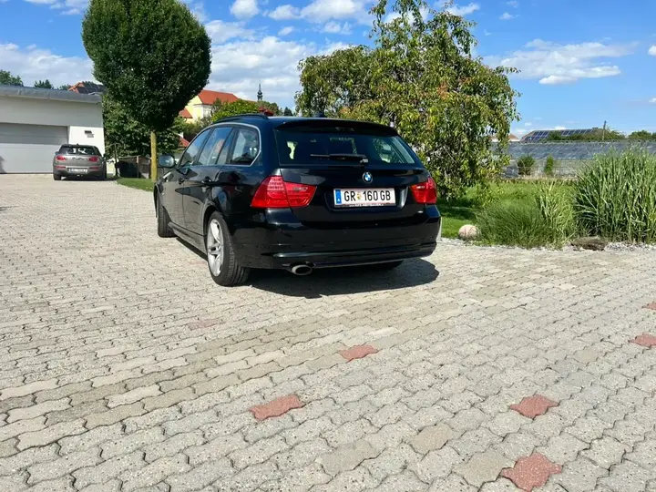 BMW 3 Series 2010 photo 3