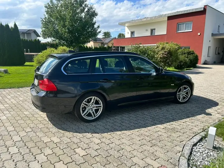 BMW 3 Series 2010 photo 2
