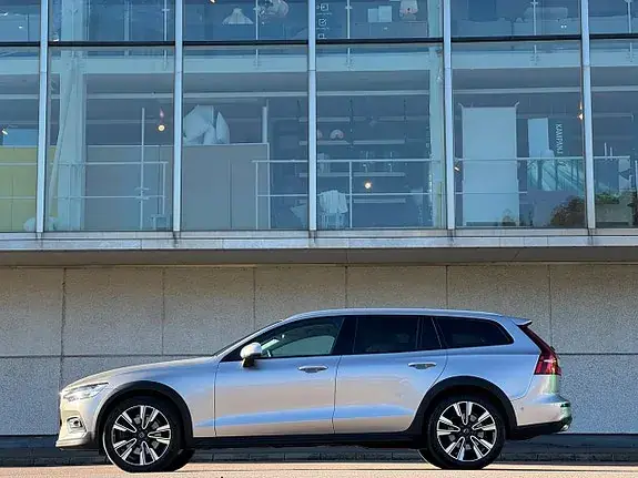 Volvo V60 Cross Country 2023 photo 2
