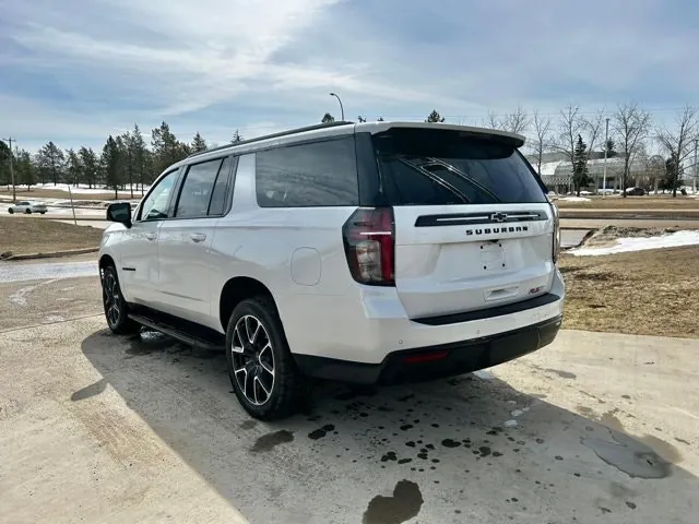 Chevrolet Suburban 2023 photo 3