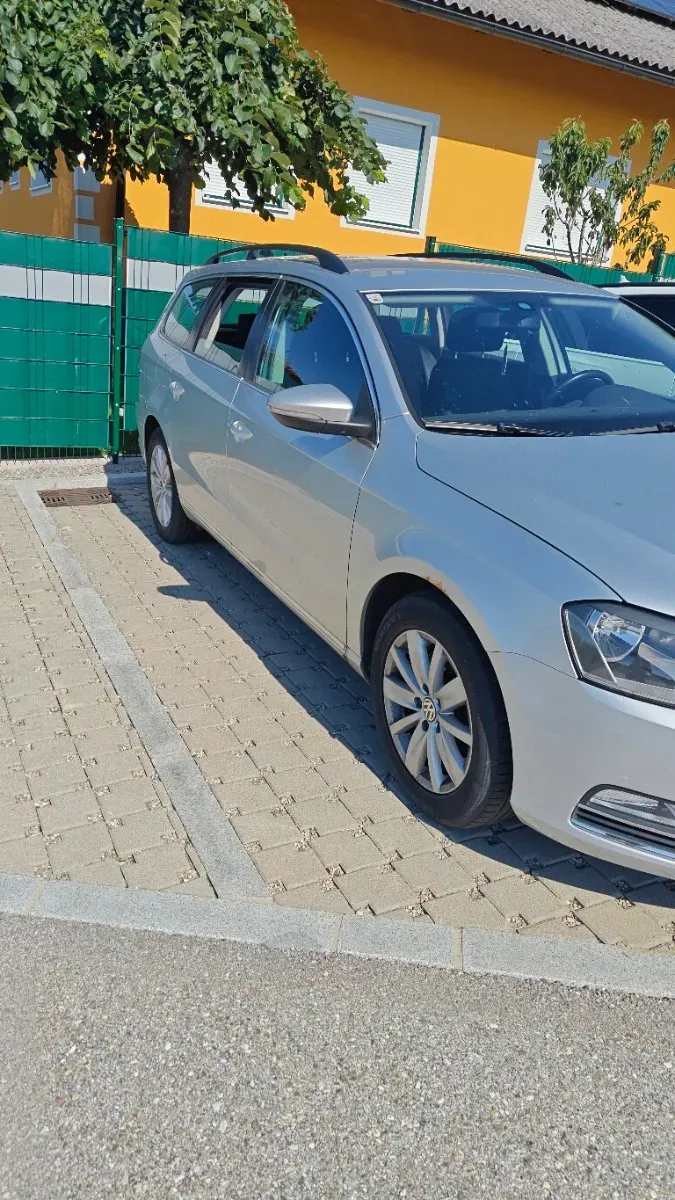 Volkswagen Passat 2011 photo 2