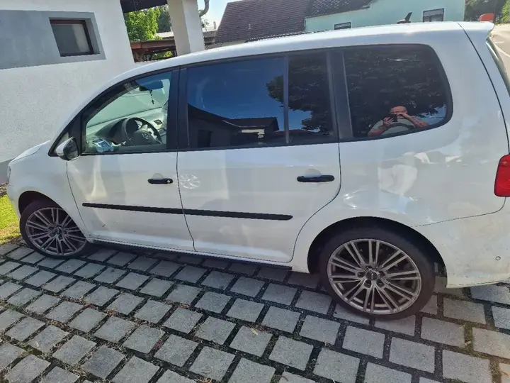 Volkswagen Touran 2012 photo 3