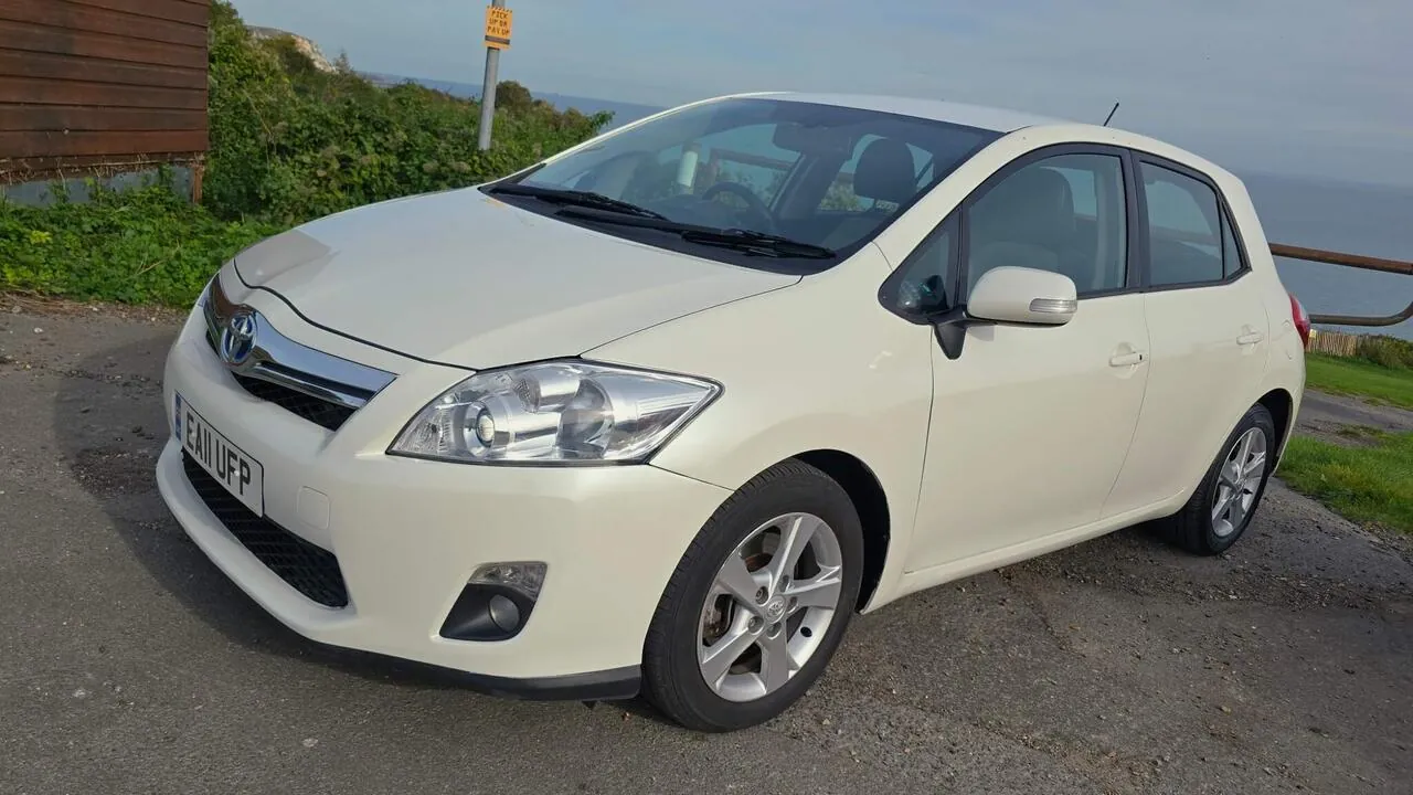 Toyota Auris 2011 photo 2