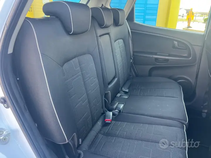Kia Venga 2011 photo 5
