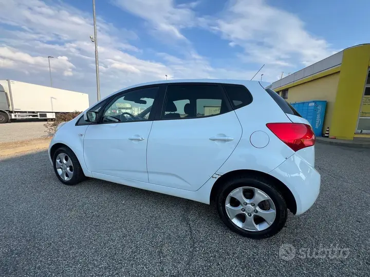 Kia Venga 2011 photo 2