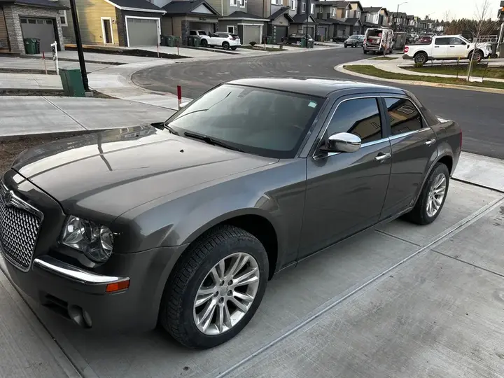 Chrysler 300 2010 photo 2