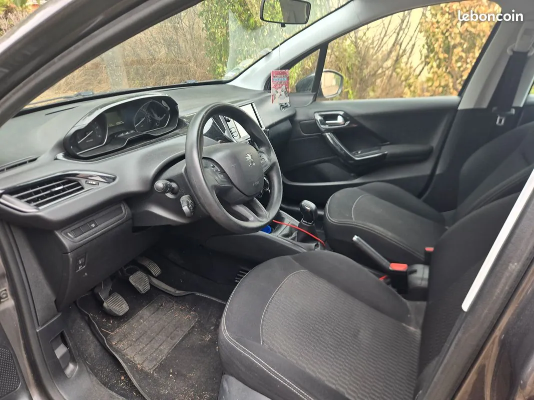 Peugeot 208 2019 photo 3