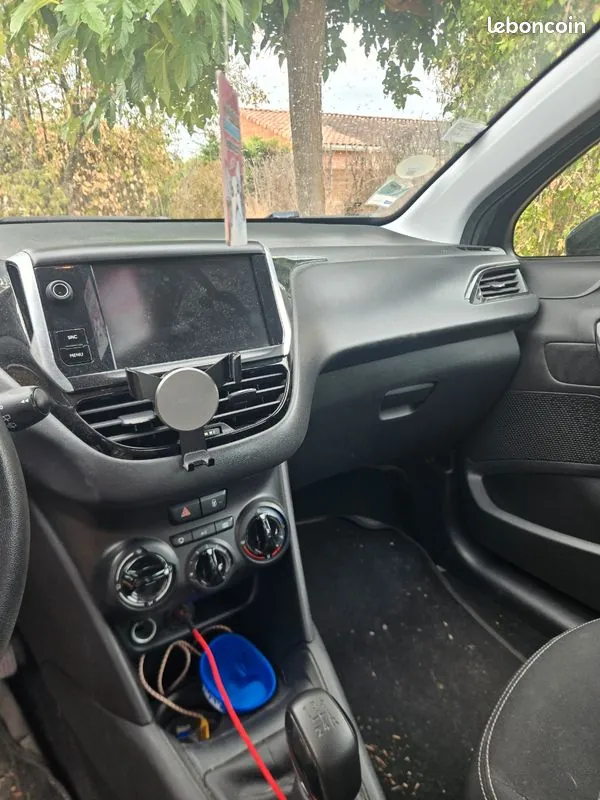 Peugeot 208 2019 photo 4