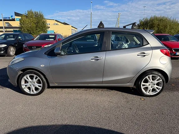 Mazda 2 2010 photo 2