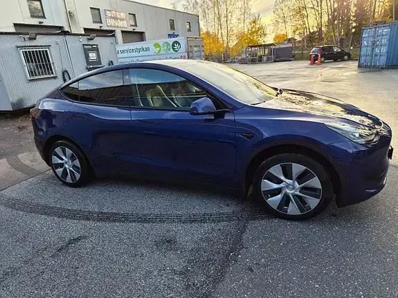 Tesla Model Y 2023 photo 2