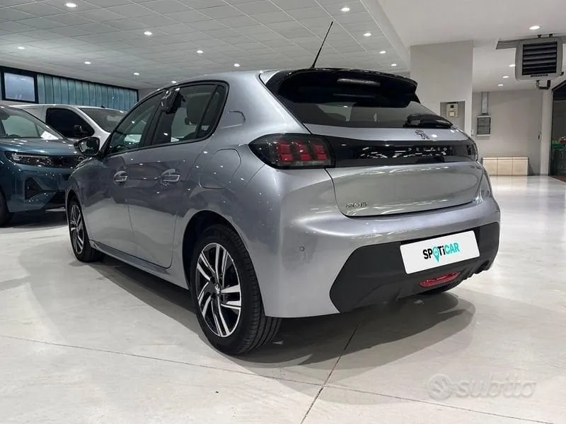 Peugeot 208 2023 photo 3