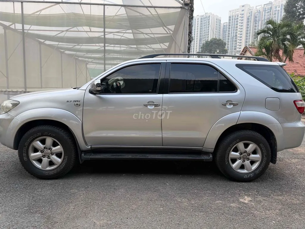 Toyota Fortuner 2010 photo 2
