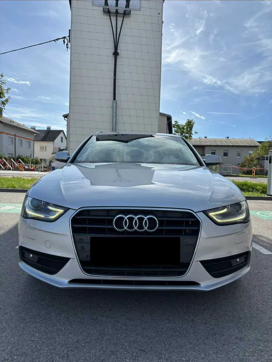 Audi A4 2012 photo 2