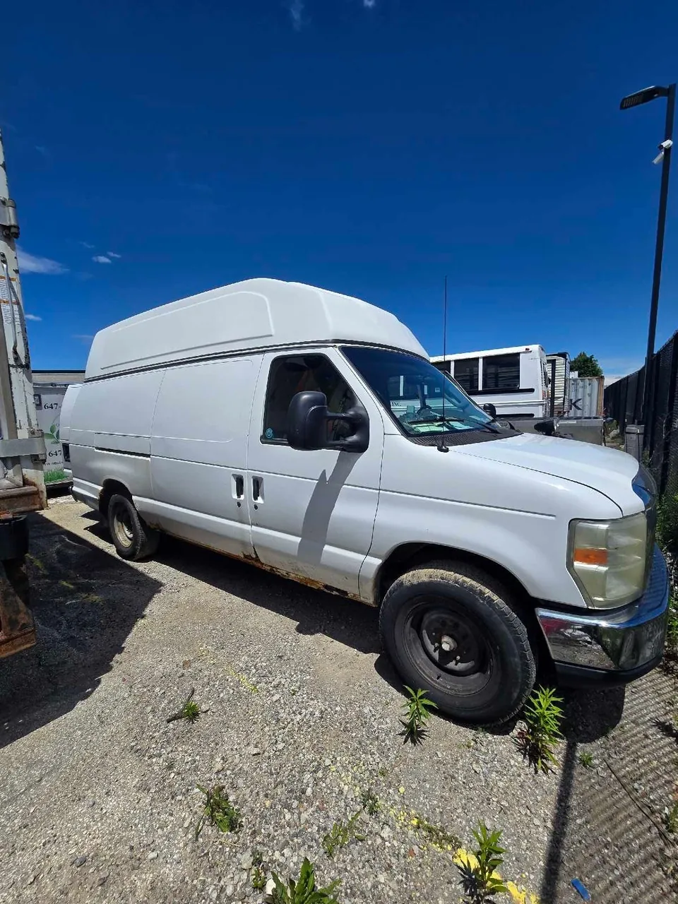 Ford E-350 2012 photo 2