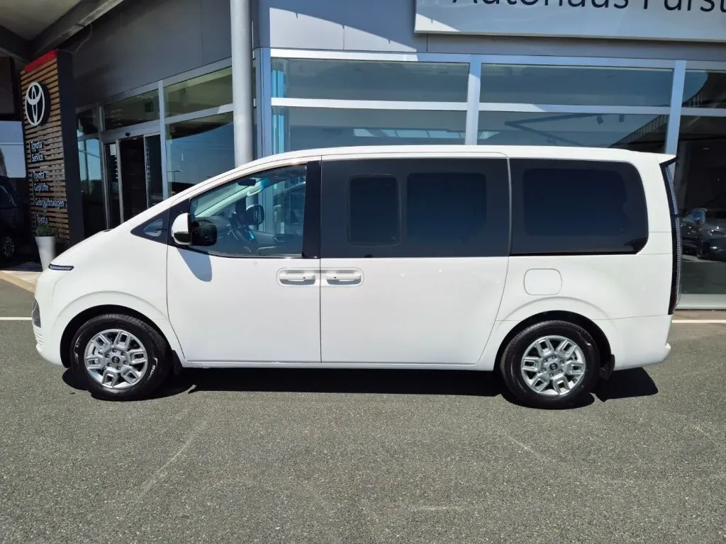 Hyundai Staria 2026 photo 2