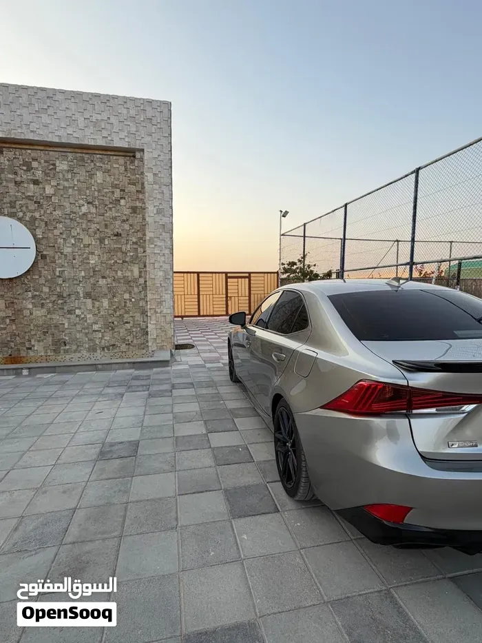 Lexus Is 300 Sport 2019 photo 3
