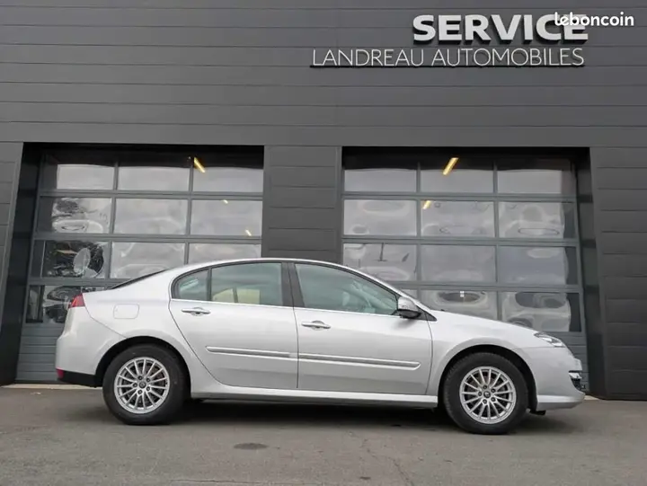 Renault Laguna 2011 photo 2