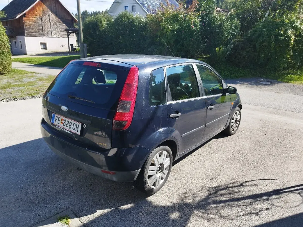 Ford Fiesta 2004 photo 2