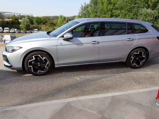 Volkswagen Passat Variant 2024 photo 2