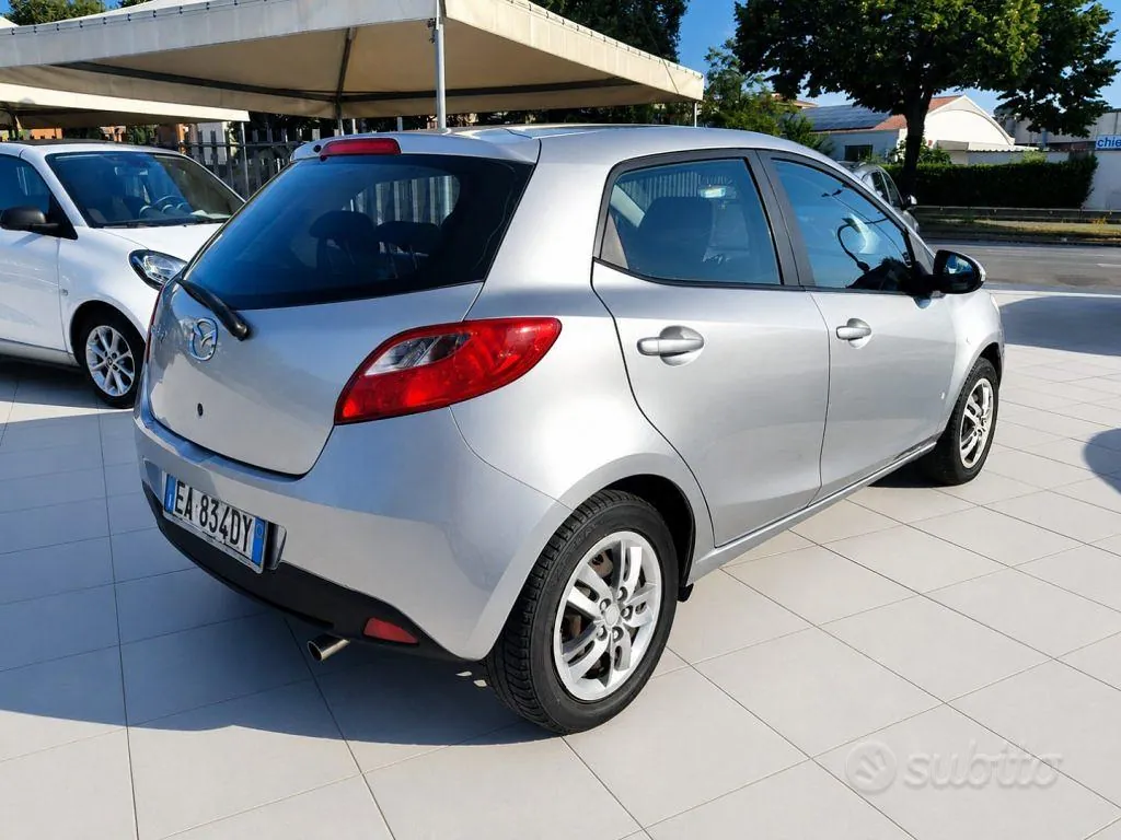 Mazda 2 2010 photo 4