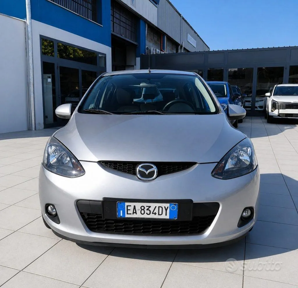 Mazda 2 2010 photo 2