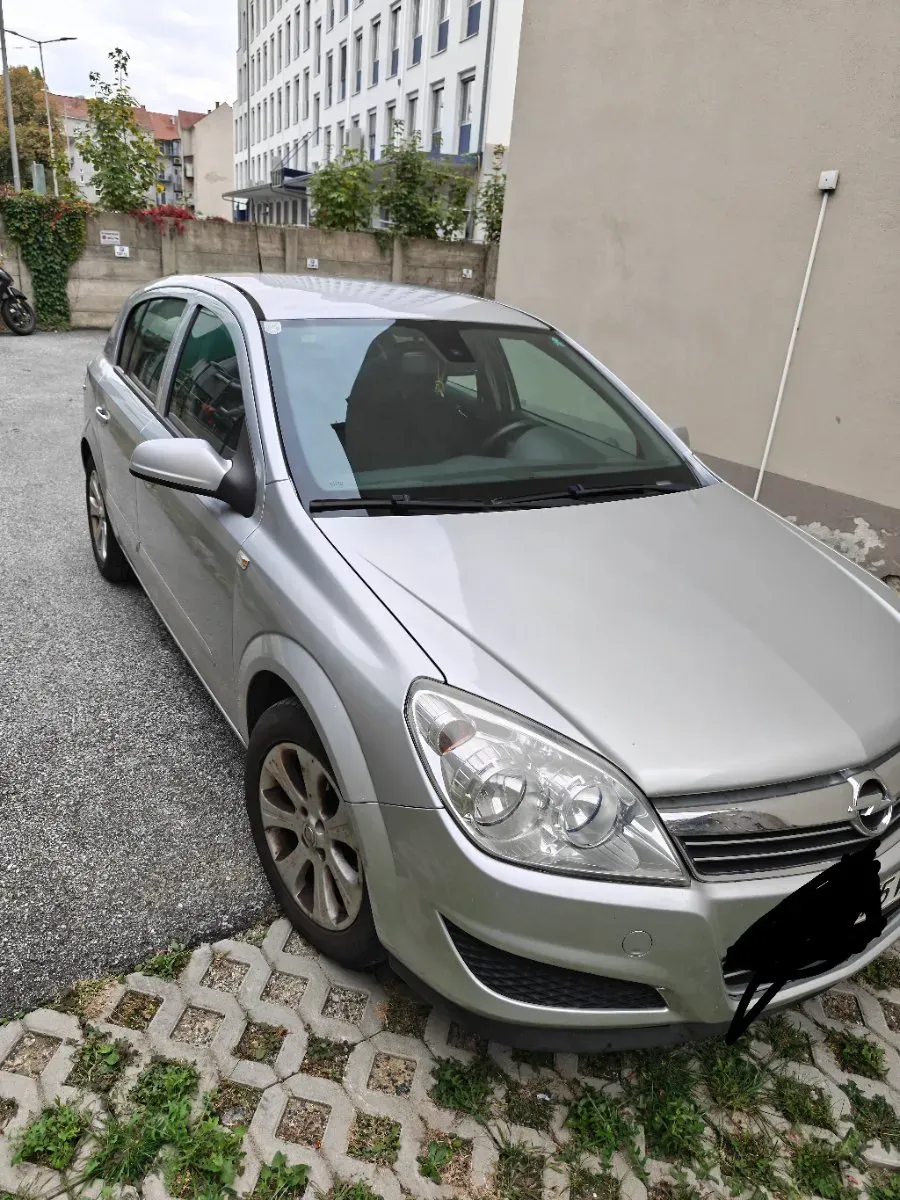 Opel Astra 2009 photo 2