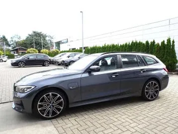 BMW 3 Series 2022 photo 2