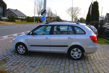 Skoda Fabia 2011 photo 2