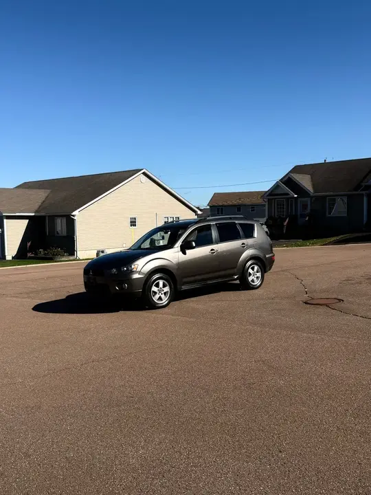 Mitsubishi Outlander 2012 photo 2