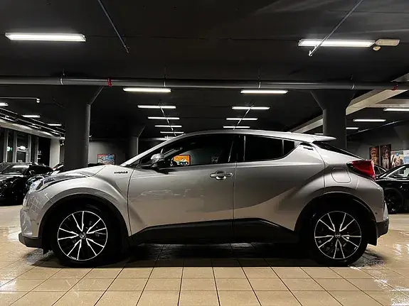 Toyota C-Hr 2017 photo 2
