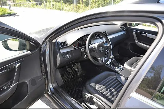 Volkswagen Passat 2011 photo 2